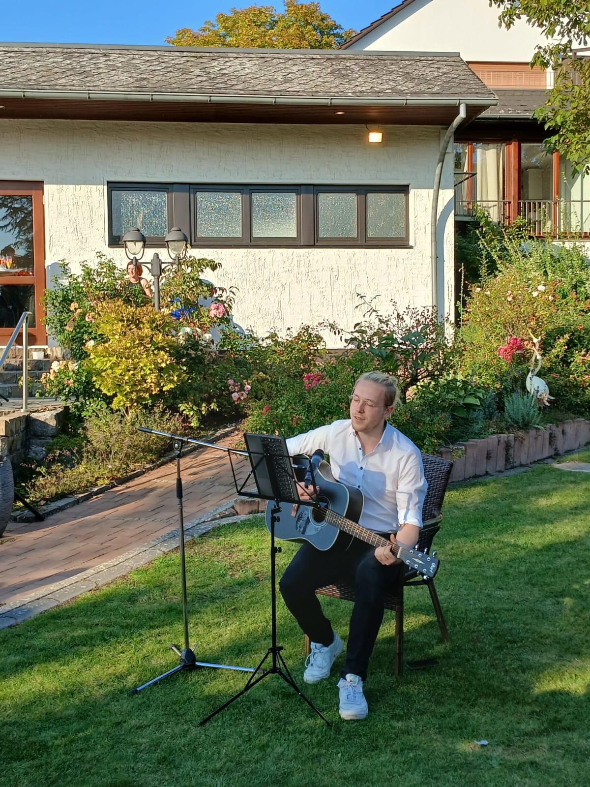 Live-Performance mit Gitarre im Garten